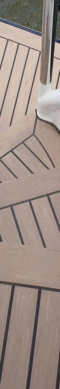 Een houten trap met vier treden en een metalen leuning leidt naar een dek met houten planken.