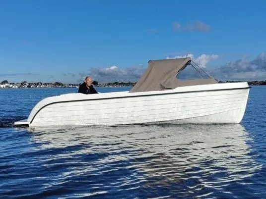 Amperaboat 630e 2021 – Elektrische sloep met 8 uur bereik - Foto 1