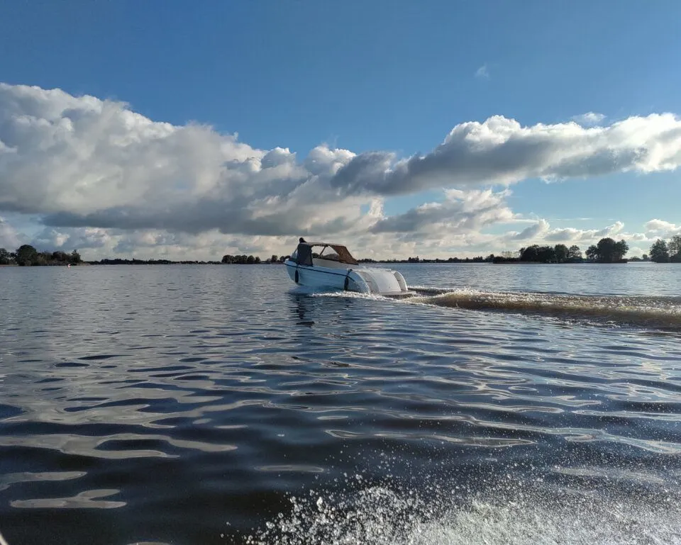 Amperaboat 630e 2021 – Elektrische sloep met 8 uur bereik - Foto 3