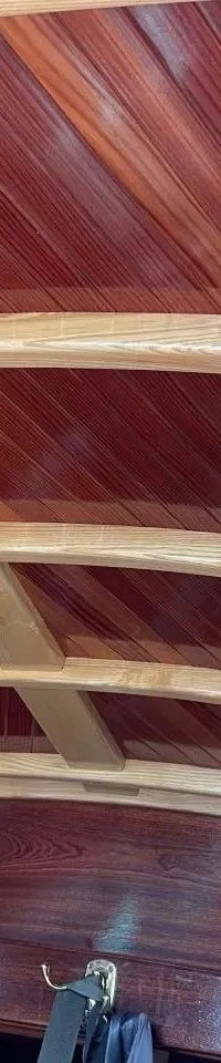 Het interieur van een boot met een houten plafond en twee ronde meters aan de zijkant. — Begré Nordische Folkeboot 7.64