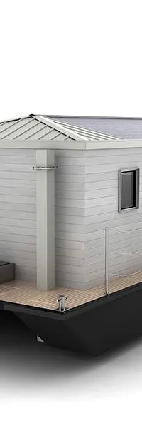 Een witte woonboot met een zwart onderstel en een houten dek, met zonnepanelen op het dak.