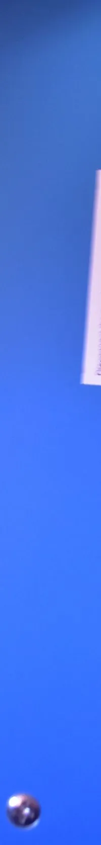 Een blauw paneel met een wit label met veiligheidsinstructies in het Engels, naast een houten paneel.