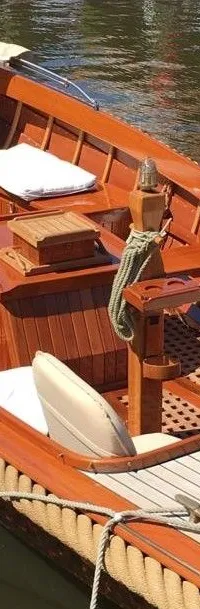 Een houten boot met een touw langs de rand, liggend aan een houten steiger. — De Jongvlet 6.20