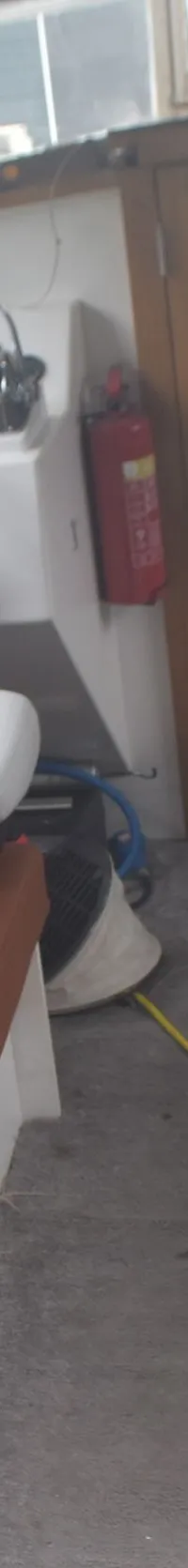 De foto toont het interieur van een boot met een stuurstand, zitbanken, een kombuis en een kajuitdeur. — 820C Steilsteven