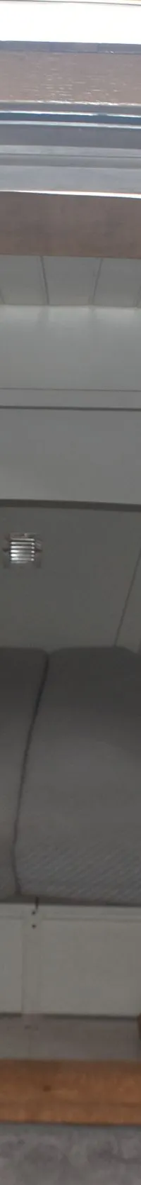 Een interieur van een boot met een stuurstand, een open kajuitdeur, een kombuis en een koelbox. — 820C Steilsteven
