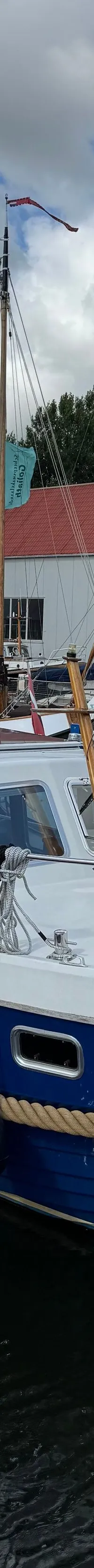 Een blauw-witte motorboot met de naam "Balance" ligt afgemeerd in een haven. — Drammer 8.20 Classic
