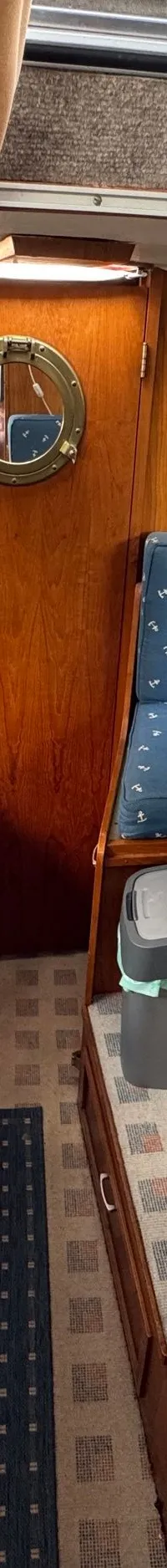 De foto toont het interieur van een boot met een kombuis, een eethoek en een slaapgedeelte. — Neptunus 107 TWIN