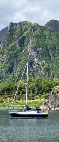 Een rode scheepsmotor met de tekst "BETA" op de zijkant, omringd door slangen en riemen.