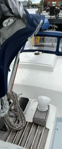 Een bovenaanzicht van het dek van een zeilboot met een mast, zeilhuik, touwen en een kajuitopbouw. — Victoire 34 S-spant