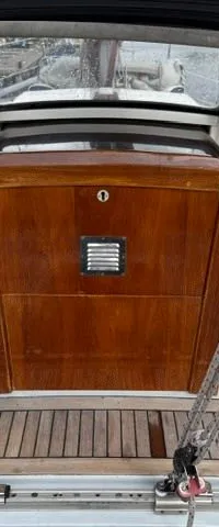 Een achterdek van een zeilboot met houten vloer, een houten kajuitingang en twee Raymarine displays. — Victoire 34 S-spant