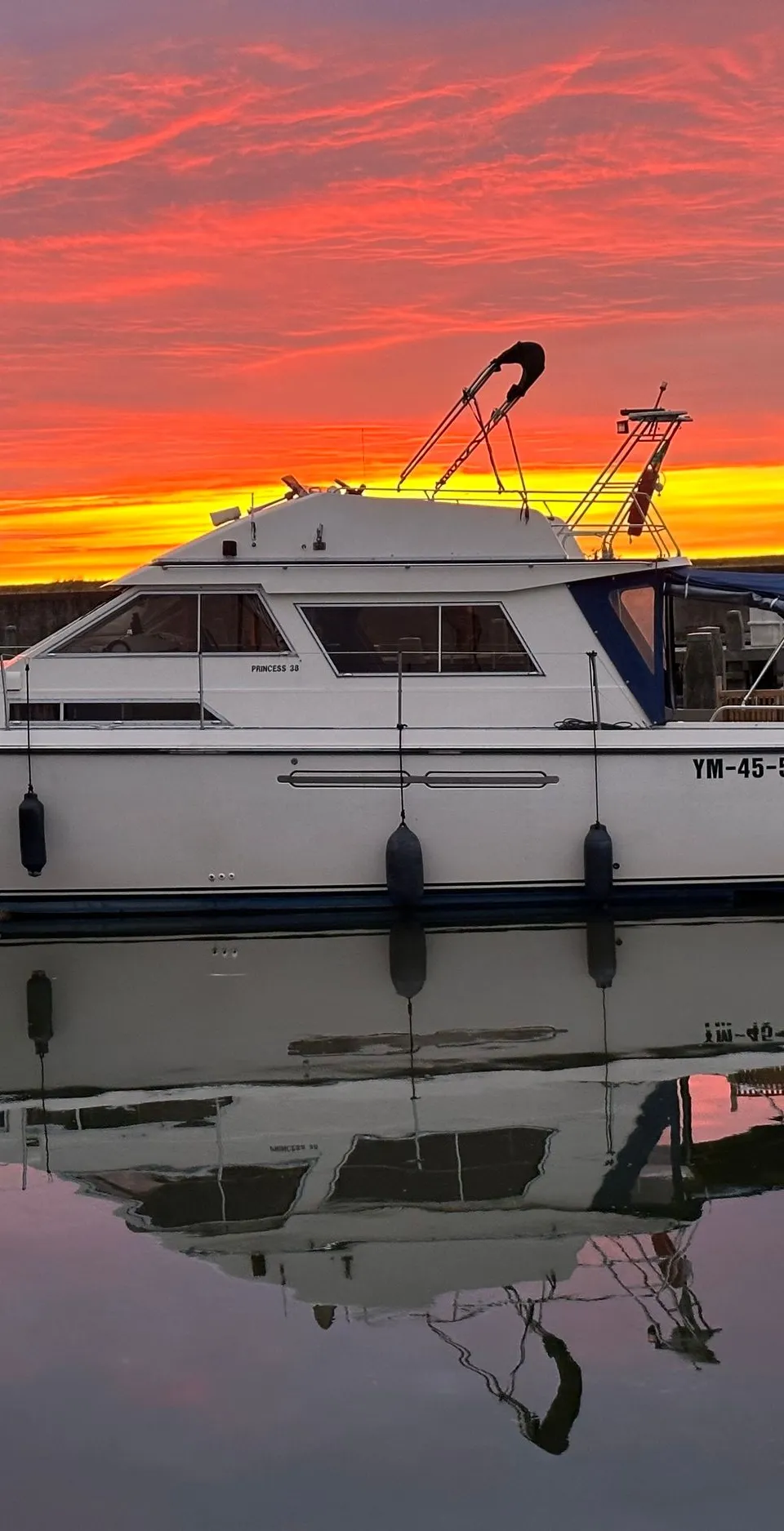 Princess 38 Flybridge 1987 – Dubbele besturing & boeg-/hekschroef - Foto 2