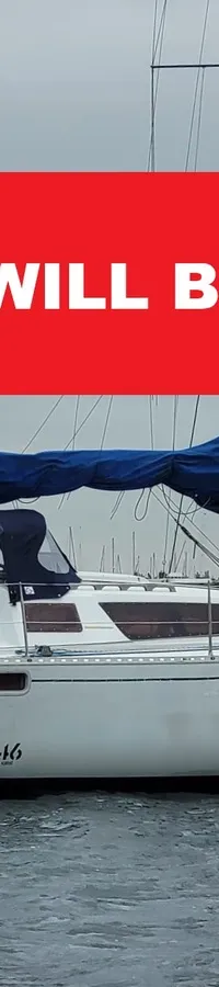 Een witte zeilboot met een blauw zeil en een man aan boord, met op de achtergrond een jachthaven. — Feeling 346