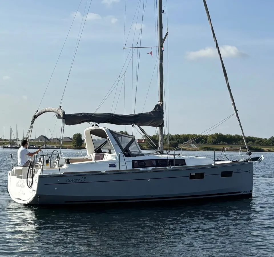 Beneteau Oceanis 35 2015 – Compact toerjacht met oceaancategorie - Foto 1