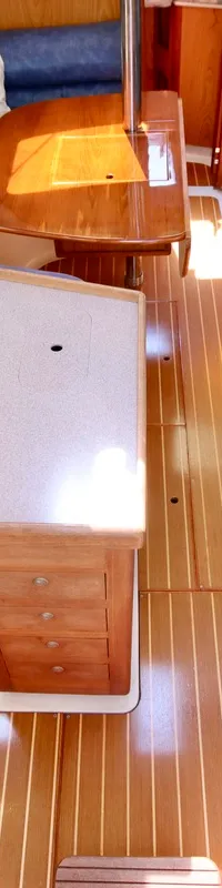 Een interieur van een boot met een kombuis, zithoek en houten vloer. — Hunter 340