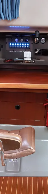 De foto toont een interieur van een boot met een navigatiehoek, zitbank, en brandblussers. — Dehler 34 Optima 106
