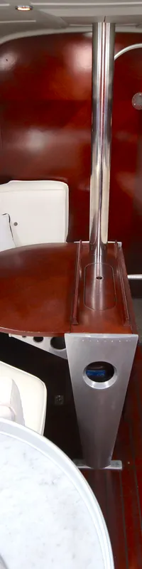 De foto toont het interieur van een boot met een zithoek, een tafel, een televisie en een gootsteen. — Beneteau First 41S5