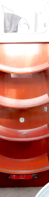De foto toont een interieur van een boot met een houten trap, twee houten deuren en een fornuis. — Beneteau First 41S5