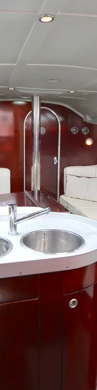 De foto toont het interieur van een boot met een kombuis, salon en navigatiehoek. — Beneteau First 41S5