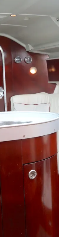 De foto toont het interieur van een boot met een kombuis, zitbanken en navigatieapparatuur. — Beneteau First 41S5