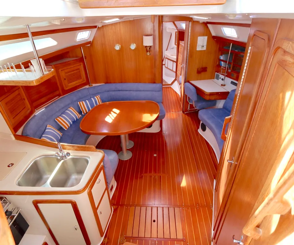 Catalina 42 MK II 1998 – vleugelkiel, ruim interieur - Foto 2