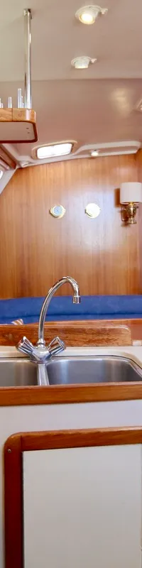 Catalina 42 MK II 1998 – vleugelkiel, ruim interieur - Foto 3