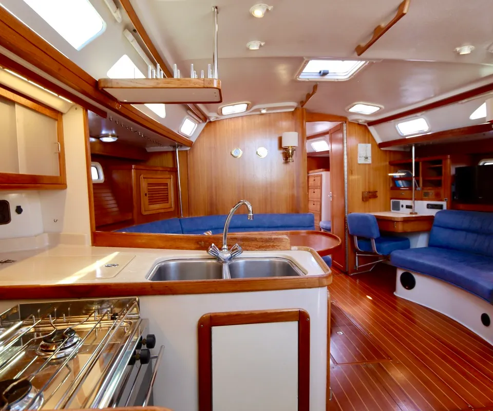 Catalina 42 MK II 1998 – vleugelkiel, ruim interieur - Foto 3