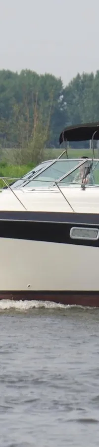 Een witte motorboot met de naam "Hydra" vaart snel over het water, met een grote boeggolf. — Maxum 3200 SCR