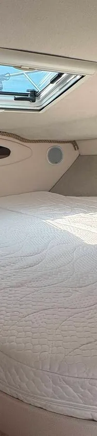 De foto toont een compacte badkamer in een boot met een toilet, wastafel met douchekop en een klein raam. — Maxum 3200 SCR