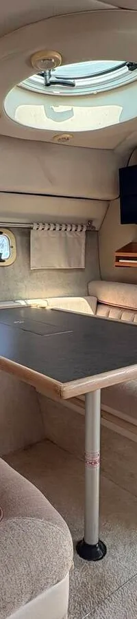 Een close-up van een zwarte aandrijfriem met de tekst "6220MC MADE IN SPAIN" en bijbehorende poelies.