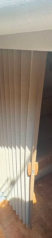 Een witte boot met zwarte accenten en de naam "Hydra" staat op een blauwe trailer op een geasfalteerd terrein.