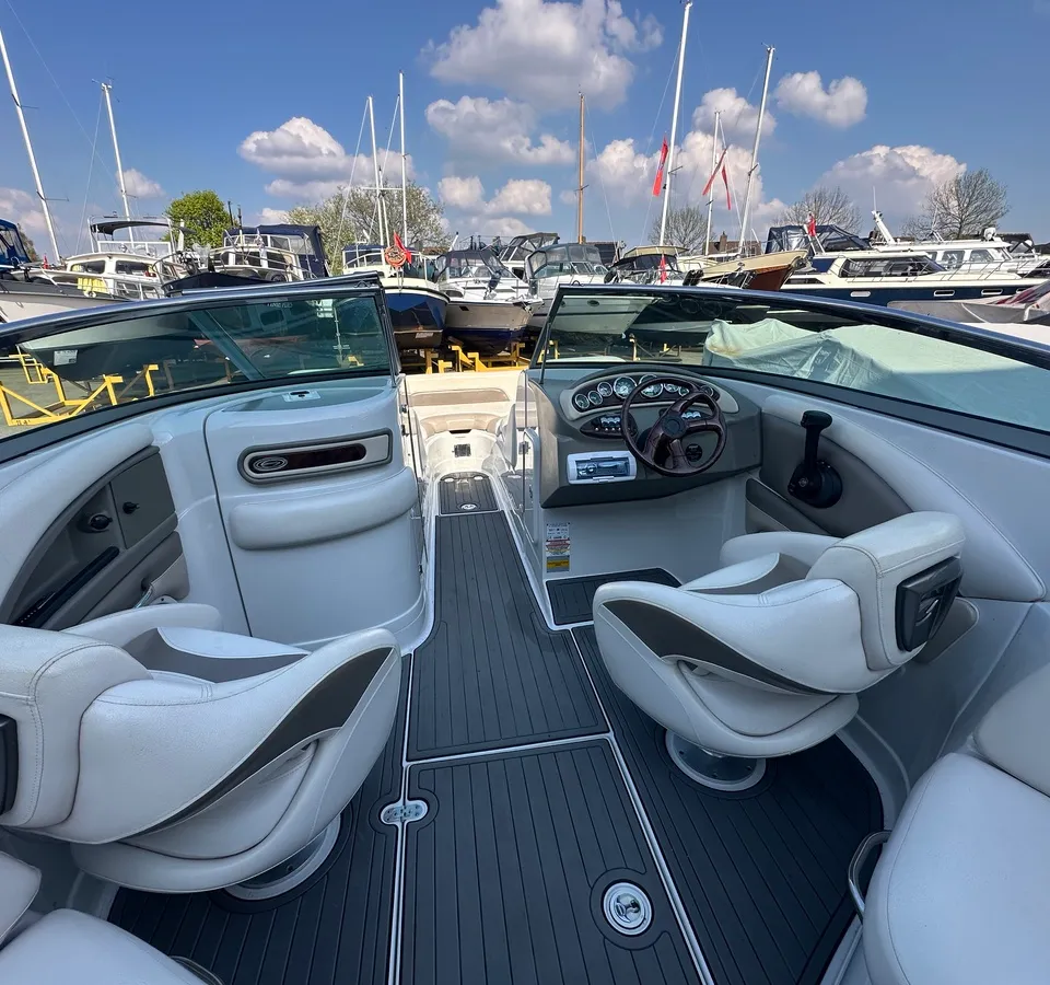 Crownline E6 2011 – 8m bowrider met 300pk Mercruiser - Foto 2