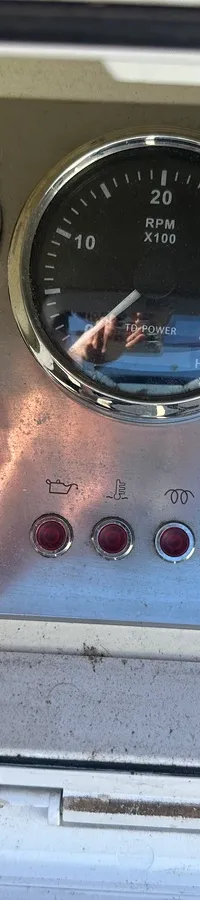 Een close-up van een bedieningspaneel met diverse meters, knoppen en schakelaars.