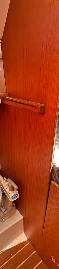 De foto toont een bootinterieur met een toiletruimte en een slaapgedeelte met een matras.