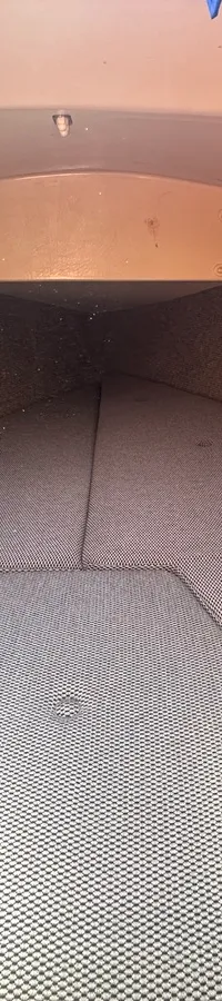 De foto toont een kajuit met grijze vloerbedekking en wandbekleding, en een wit plafond. — Compromis 777