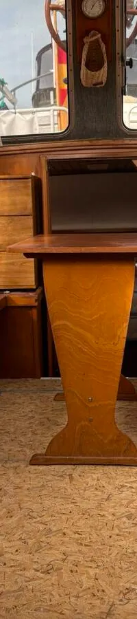 De foto toont het interieur van een boot met houten meubilair, een witte stoel en een tafel. — Smelne 950 ak