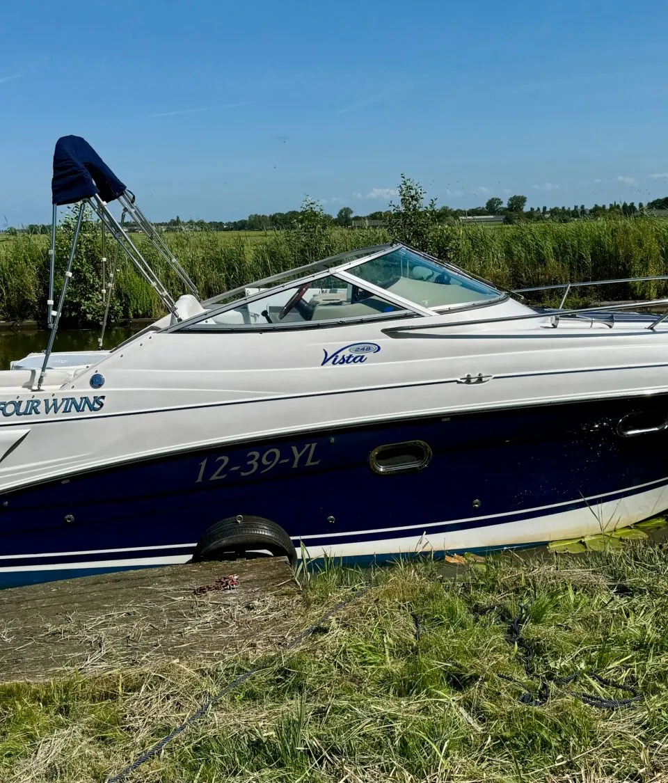 Four Winns 248 Vista 2005 – trailerbaar cruiser met hal-opslag - Foto 1