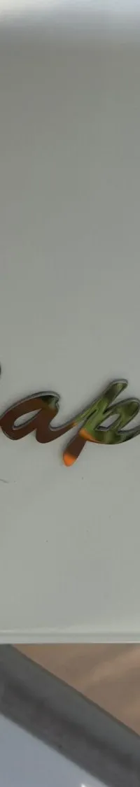 De naam "Nowee Caprice 1300" is in zilveren letters op een witte ondergrond te zien.