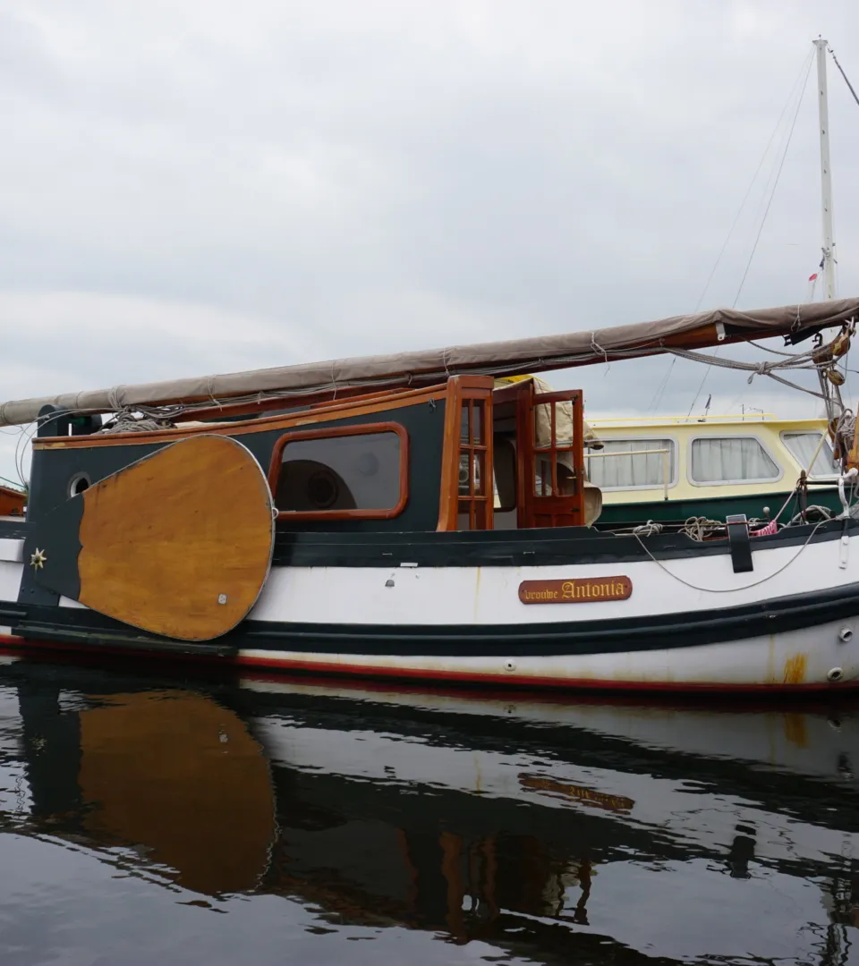 Tjalk Motortjalk 1920 – authentiek interieur, projectschip - Foto 1