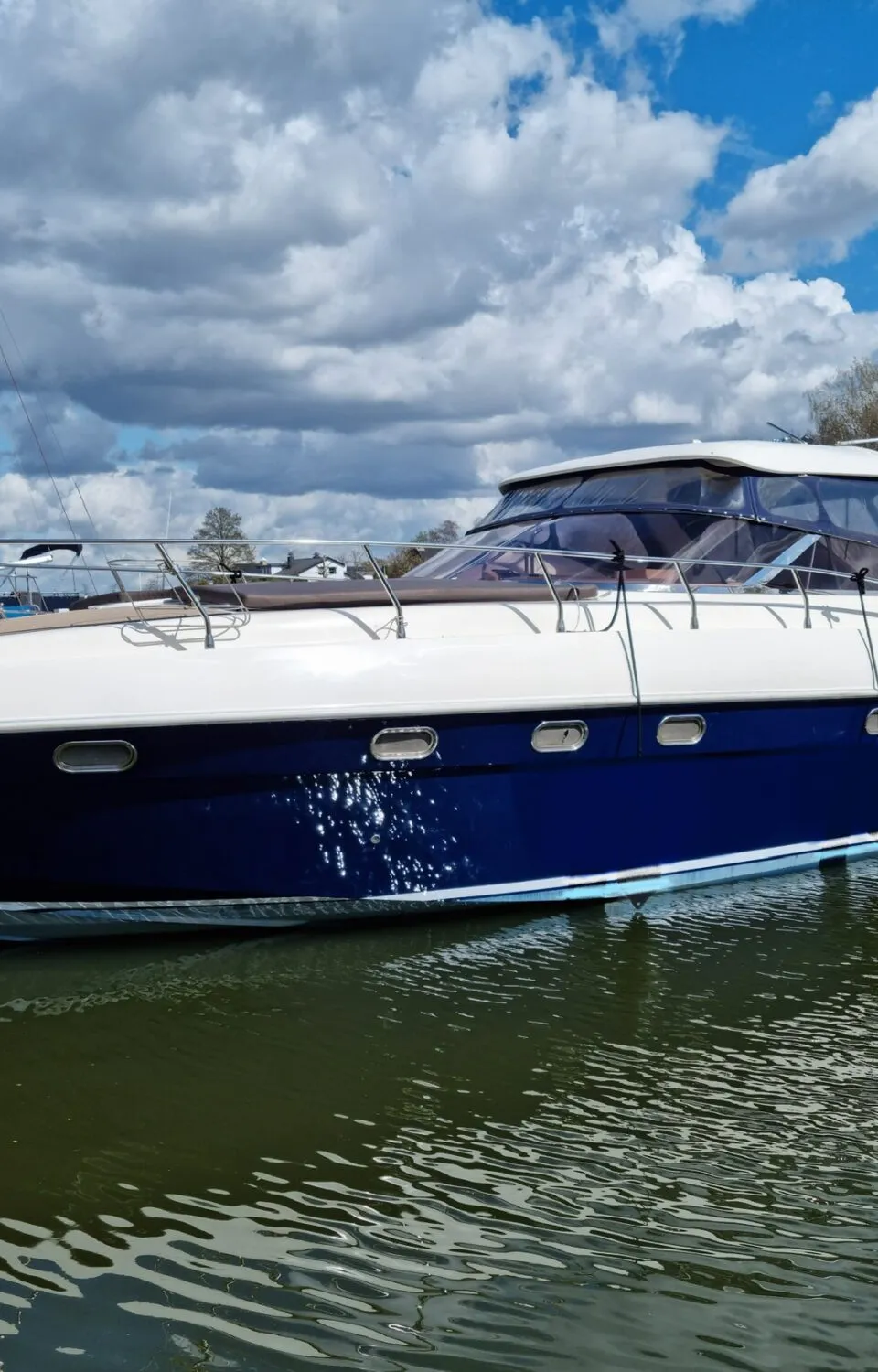 Airon Marine 425 HT 2000 – tweedeks motorjacht met 2×370 pk - Foto 1