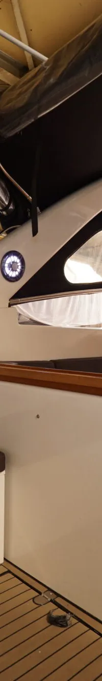 De foto toont het interieur van een boot met een zithoek, een stuurstand en een houten vloer. — Airon Airon Marine 425 HT