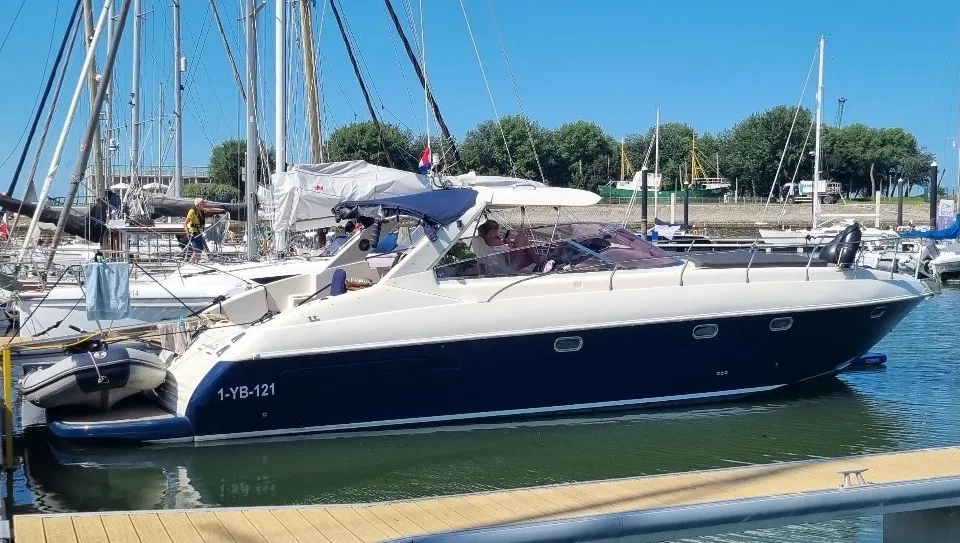 Airon Marine 425 HT 2000 – tweedeks motorjacht met 2×370 pk - Foto 3
