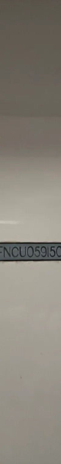 Een witte bootwand met een metalen plaatje met de tekst "US-GFNCU0591506" en een metalen handvat.