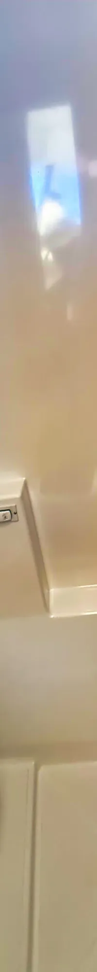 Een witte toiletruimte met een toilet, een wastafel met kraan en een douchebak met afvoer.
