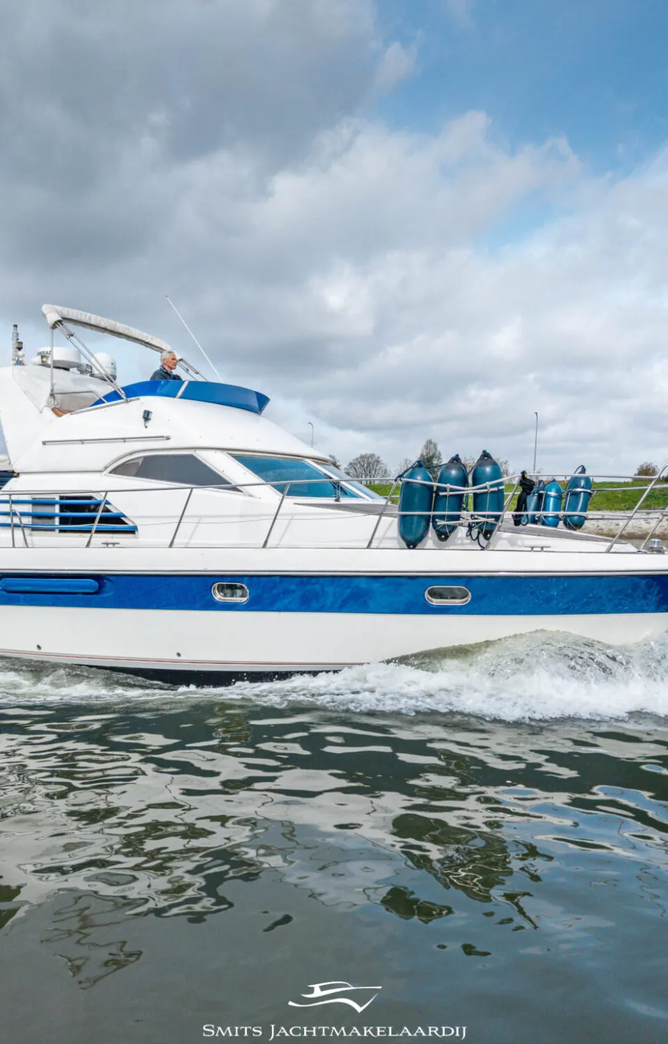 Astor 37 Flybridge 1996 – ruim sportjacht met twee hutten - Foto 1