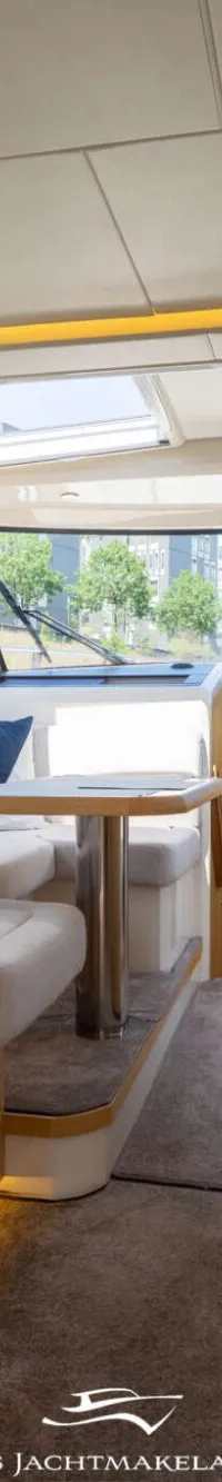 De foto toont het interieur van een boot met een keukenblok, zithoek en stuurstand. — Greenline Greenline 39