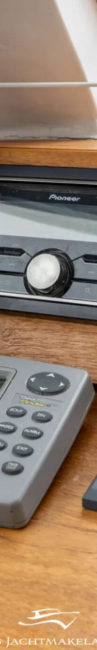 Een dashboard met een Pioneer radio, een Eagle dieptemeter, een schakelpaneel en een Victron Energy multi control.
