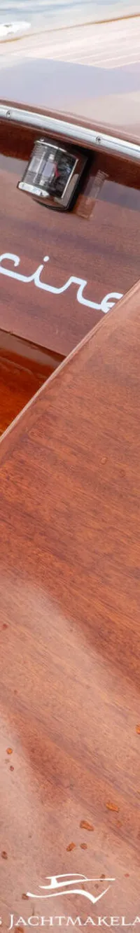 De foto toont de achterkant van een houten boot met de naam "Uscira" en het nummer "38" erop. — Divank Divank Uscire 635