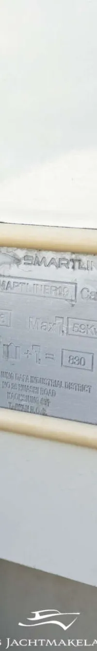 Een detailfoto van een wit bootonderdeel met een metalen plaatje met specificaties, waaronder "SMARTLINER" en "830 Kg".