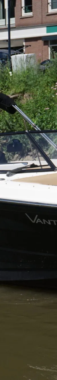 Een witte en zwarte motorboot met de naam "VANTASTIC" en registratienummer "3-YB-226" vaart op het water. — Sea Ray 250 SLX