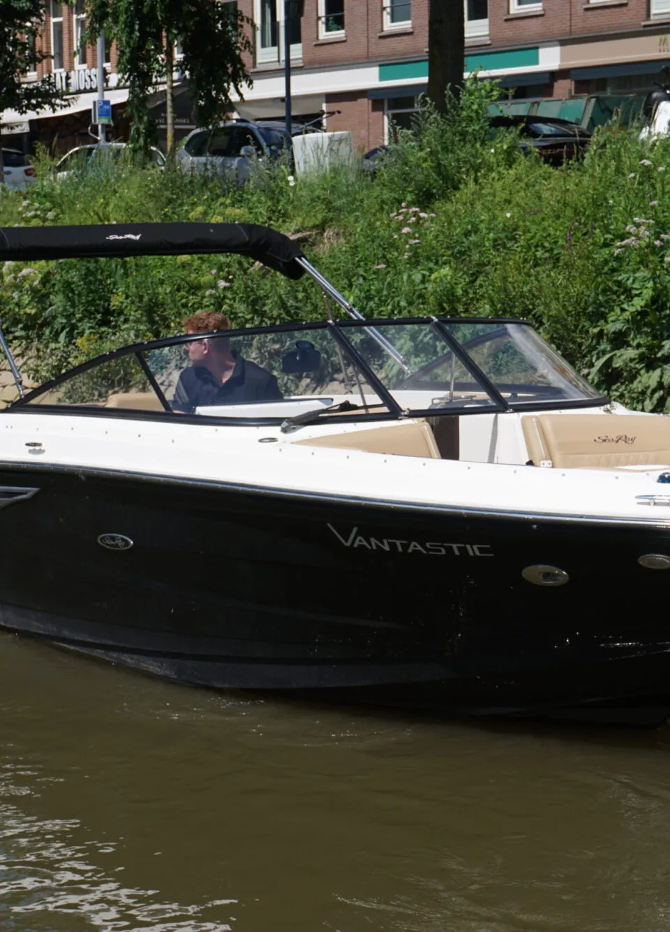 Een witte en zwarte motorboot met de naam "VANTASTIC" en registratienummer "3-YB-226" vaart op het water. — Sea Ray 250 SLX